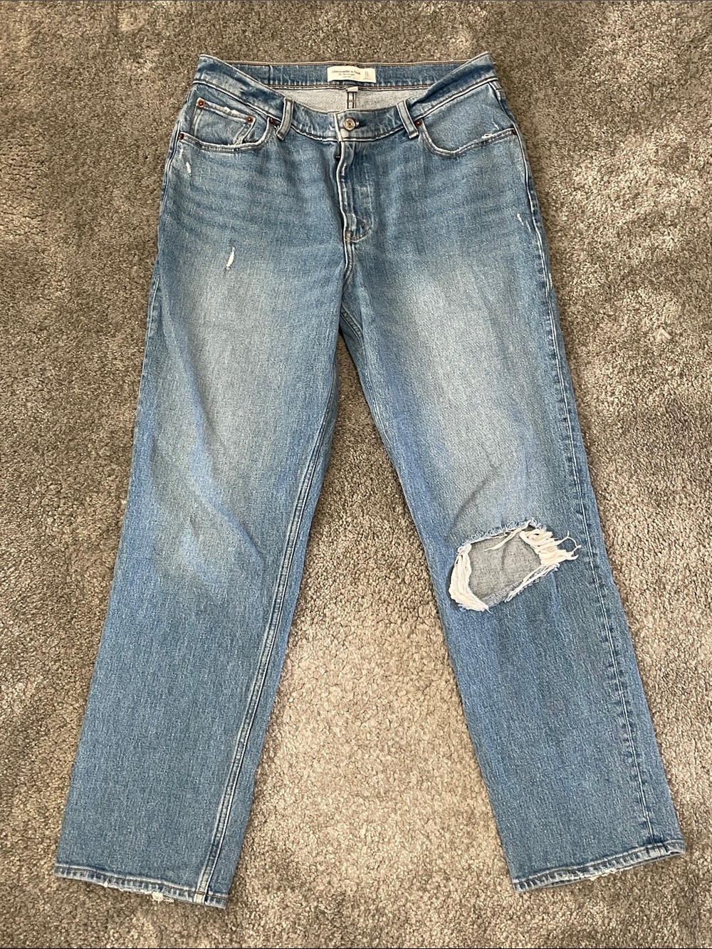 EC Abercrombie & Fitch The 90's Straight Low Rise Light Wash Jeans - Size 12R